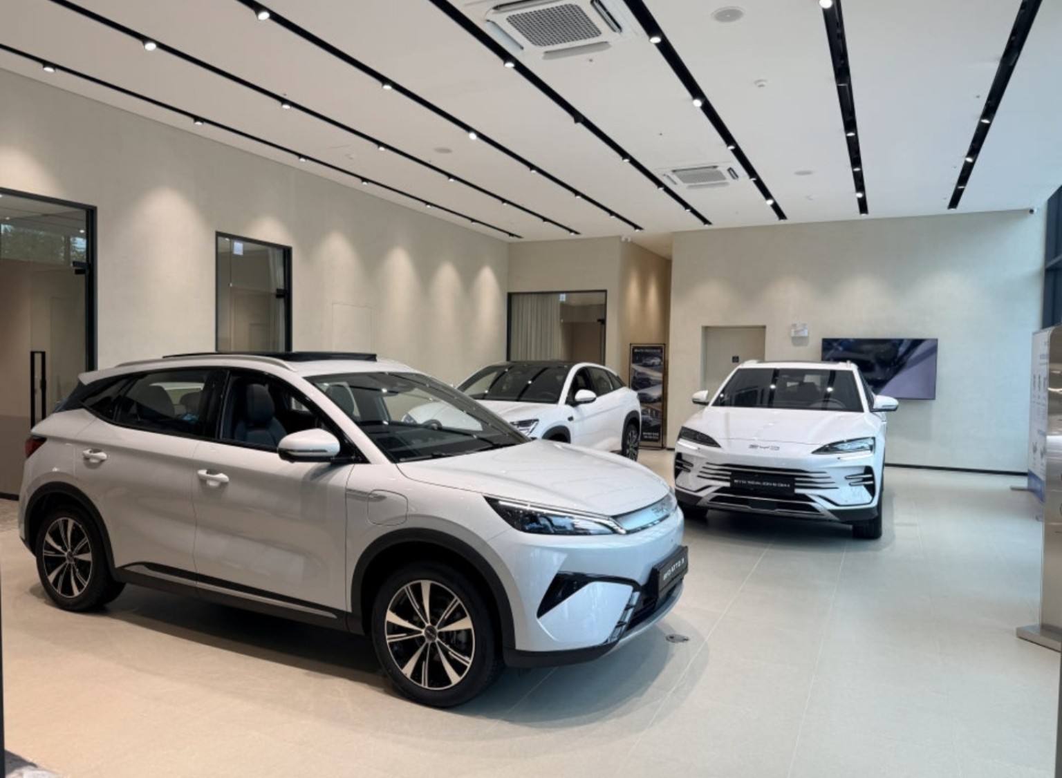 1층 · BYD 청주전시장 차량 전시 공간